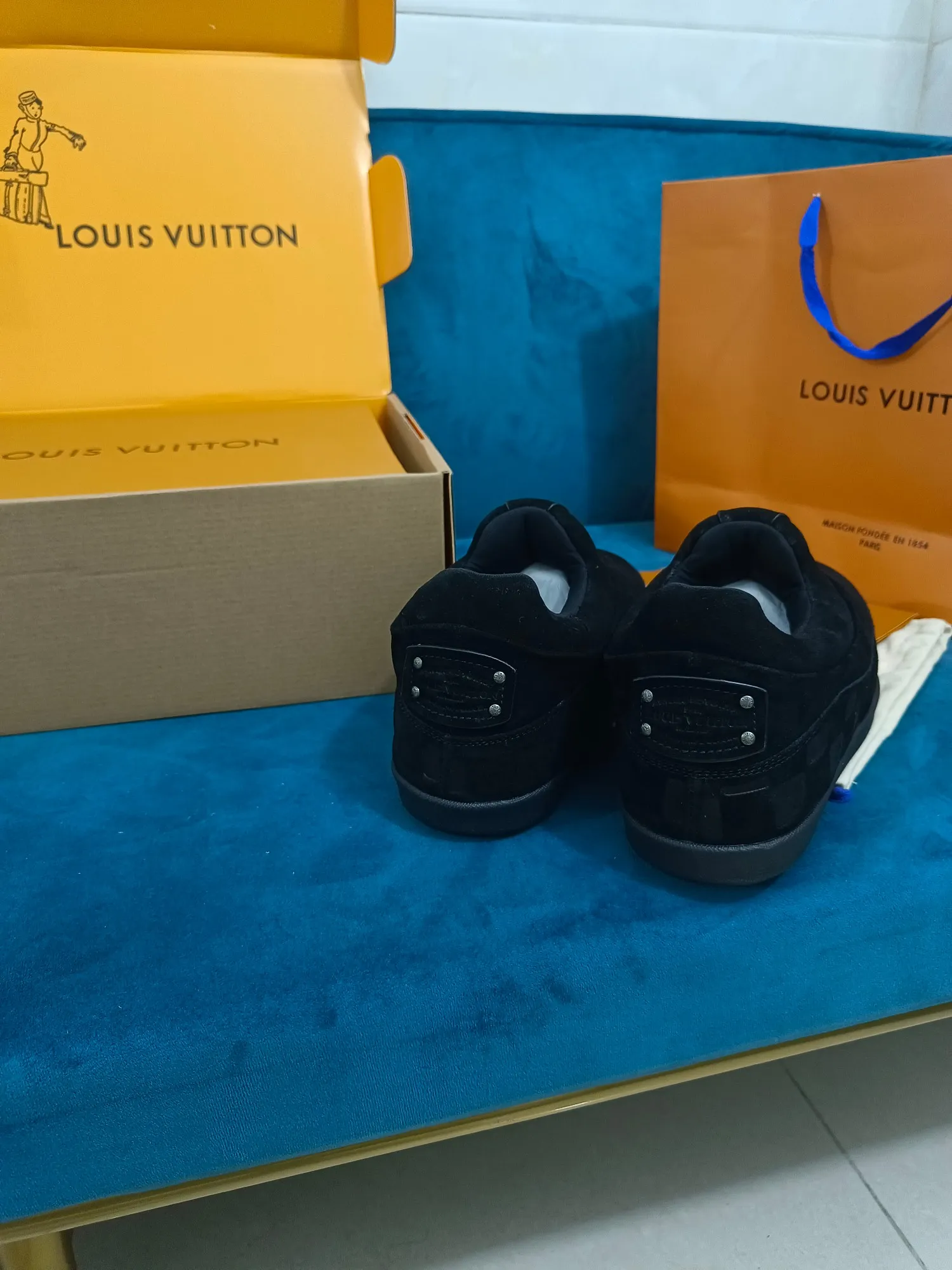 👟👟Ex-factory price 640👟👟 LV YETI slip-on shoes, based on suede cow leather, partially embossed with Nigo's reinterpretation of LV Damier pattern, cleverly echoing the Chinese tradition of taking off shoes when entering the house, and the "small feet" aesthetic is integrated into Chinese street genes. The palm-printed rubber outsole hides the LV letters and Monogram flowers. The exquisite craftsmanship made in Italy shows the brand's heritage in a comfortable slip-on style. The reservation mode adds a unique style, it is traditional and trendy, and it is suitable for couples aged 35-45.